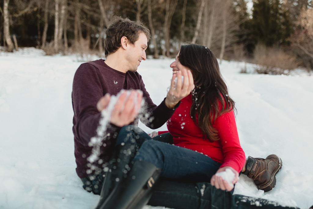 Séance photo couple jettent la neige à vercorin en Suisse Station de ski - Fotografa na Suíça