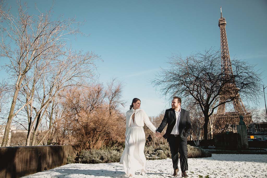 Snow bride and groom during winter wedding in France - Photographe de mariage d'hiver en France