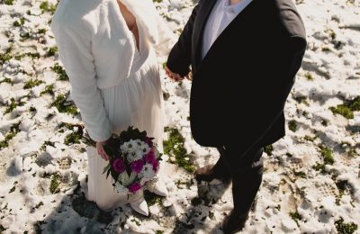 Snow couple bride and groom by Elopement Wedding Photographer - Photos d'un mariage en hiver