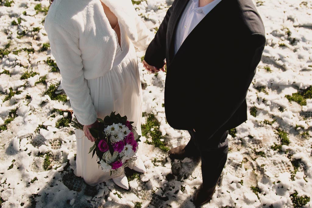 Snow couple bride and groom by Elopement Wedding Photographer - Photos d'un mariage en hiver