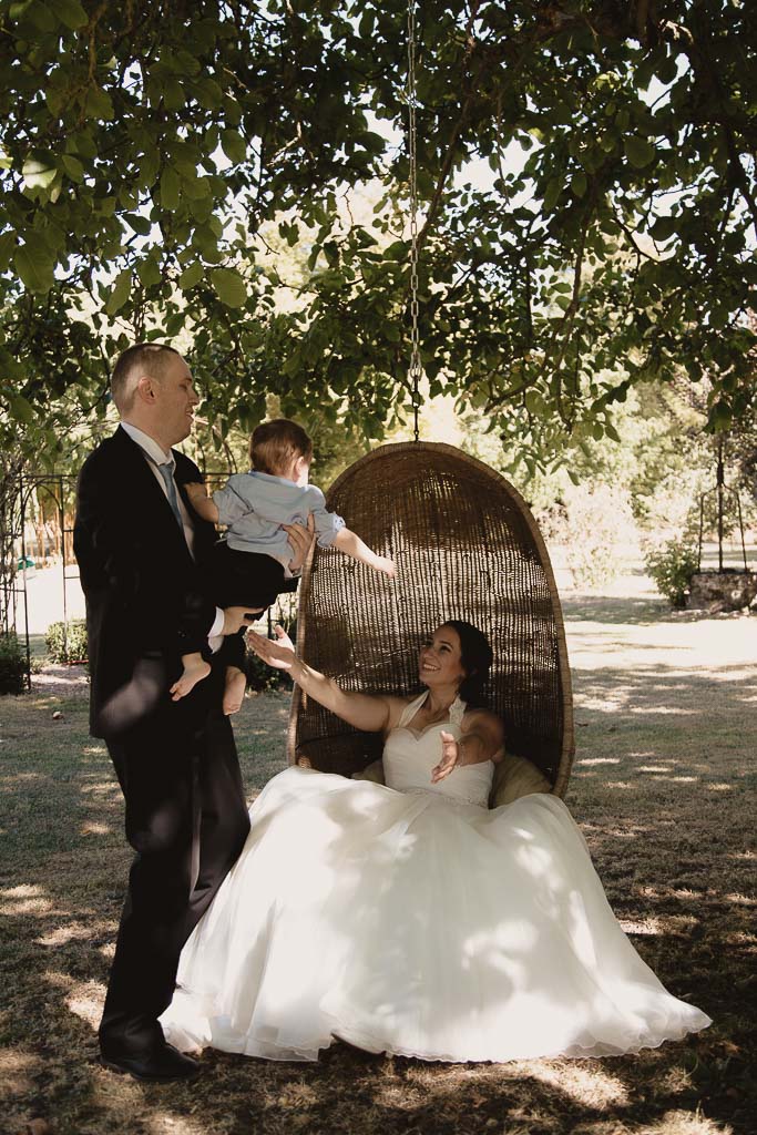 famille ensemble lors de la séance couple le jour du mariage