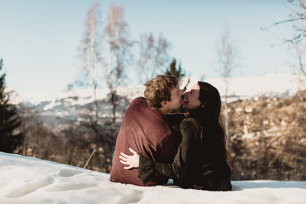 funny couple photoshoot in snow and mountain swiss alps view vercorin – Fotografo na Suíça