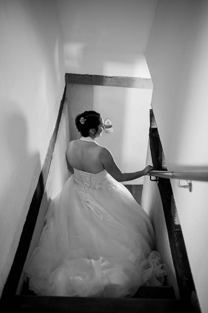 la mariée descend les escaliers