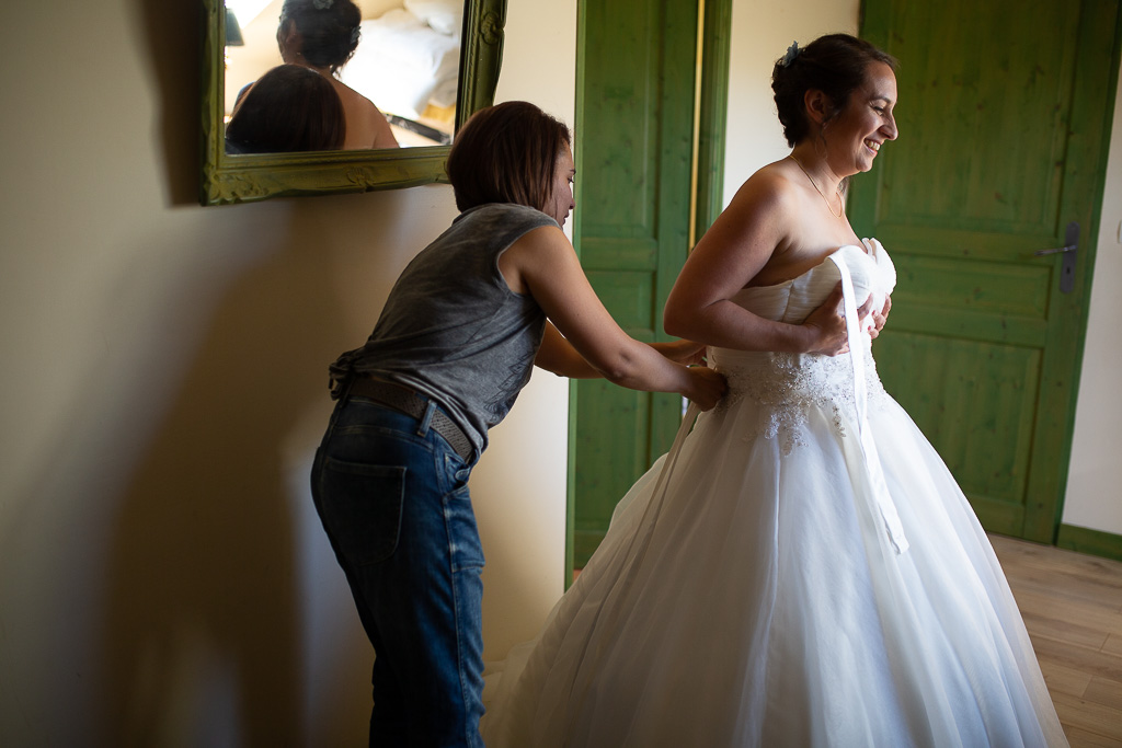 la soeur aide la mariée s'habiller