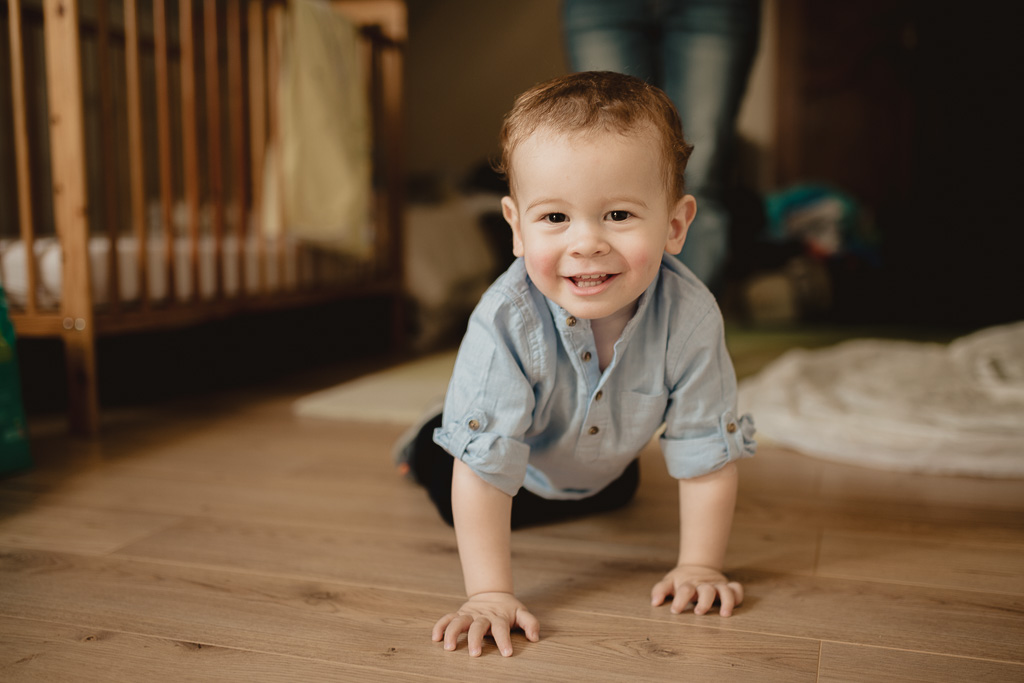 le fils du marié joue en regadant son père