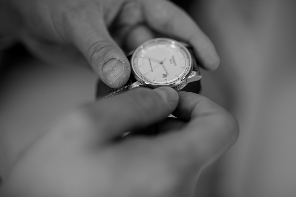 le marié met à jour la montre pour le jour de son mariage