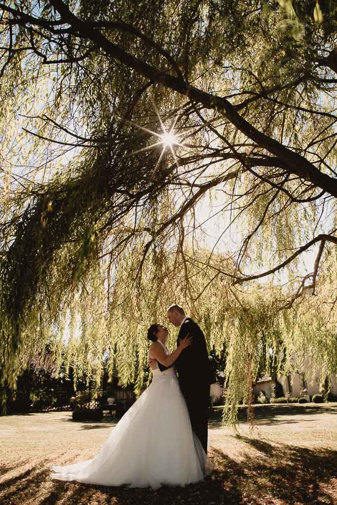 les mariés se regardent lors de la séance couple avant le mariage