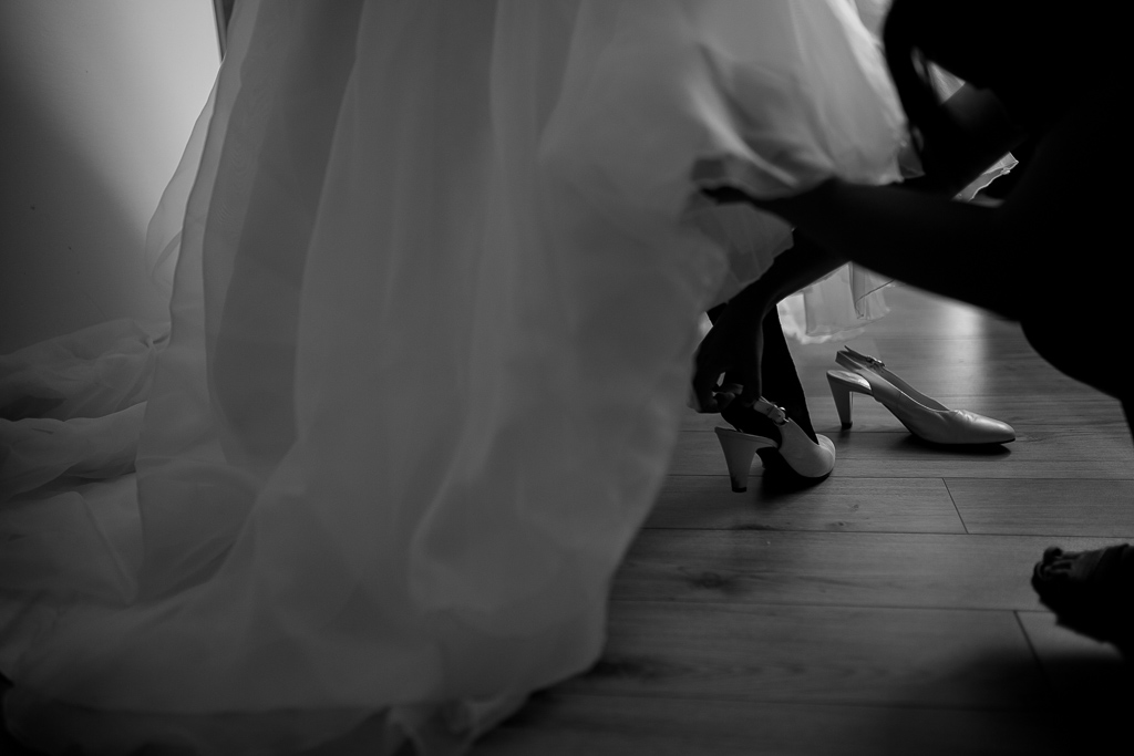 La mariée met ses chaussures