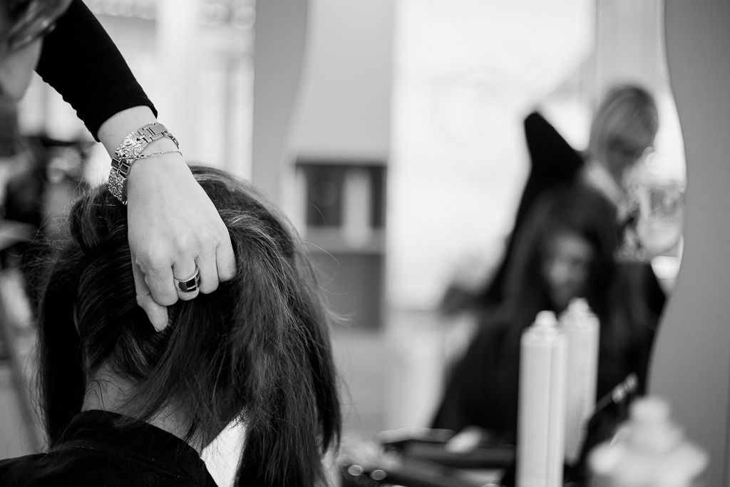 La mariée regarde sa coiffure au miroir - Mariage d'hiver à Bitche, Moselle