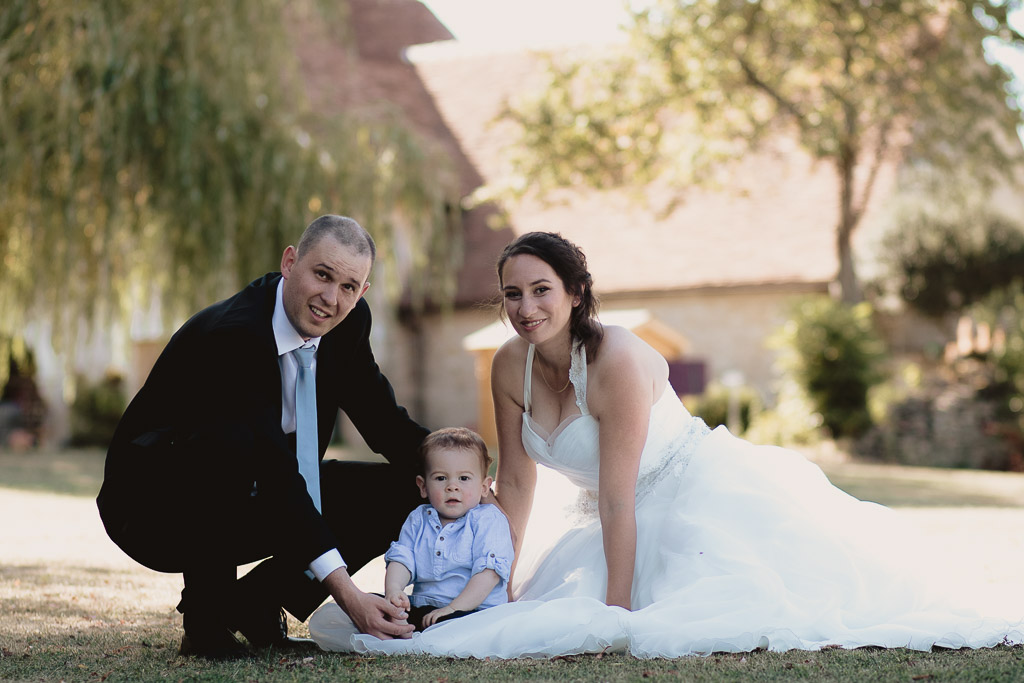 photo famille lors de la séance couple le jour du mariage