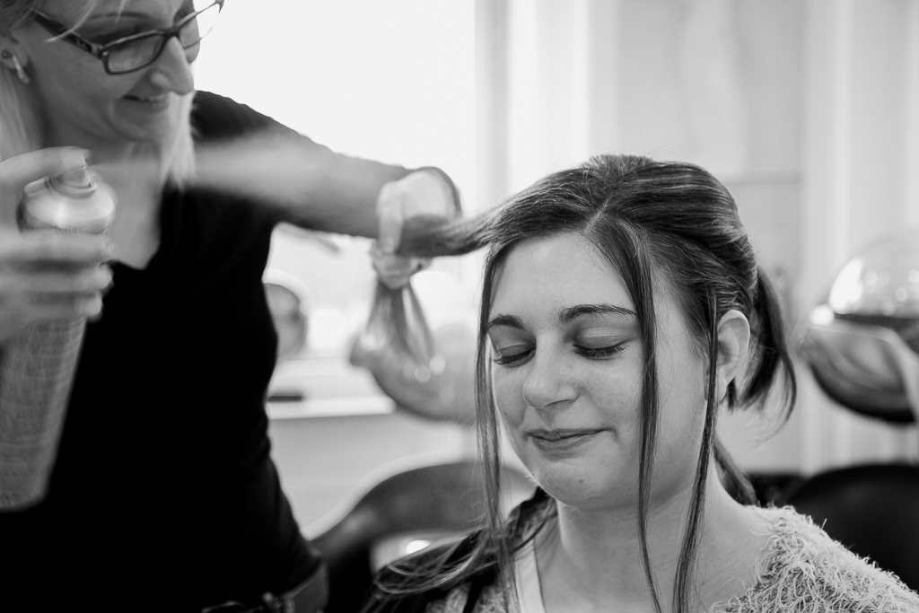 Les préparatifs de la coiffure de la mariée - Mariage d'hiver à Bitche en Moselle