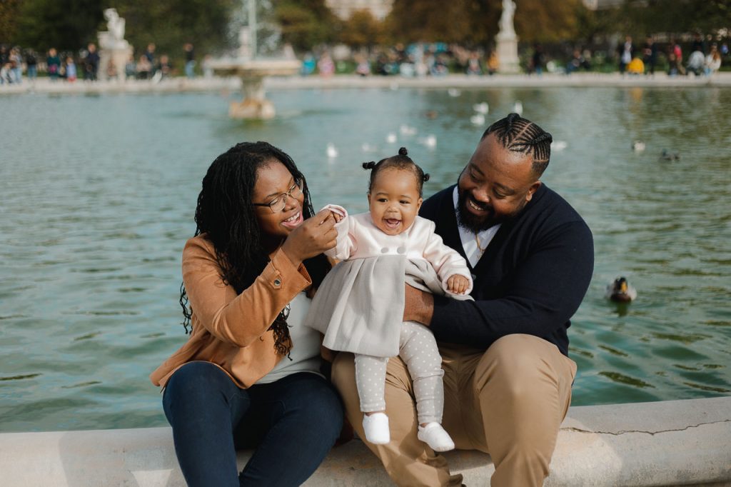 Photographe famille à Paris - Photos bébé dans le Jardin des Tuileries