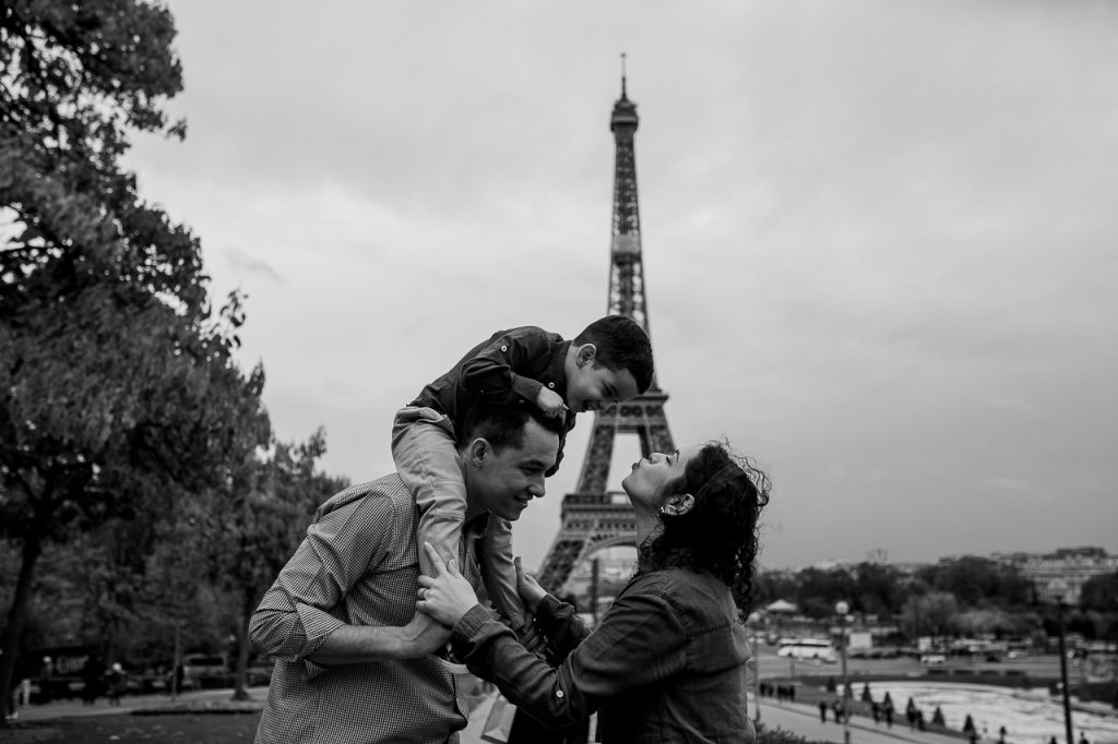 Photographe famille à Paris - Séance photo en extérieur avec photos pleines d'amour