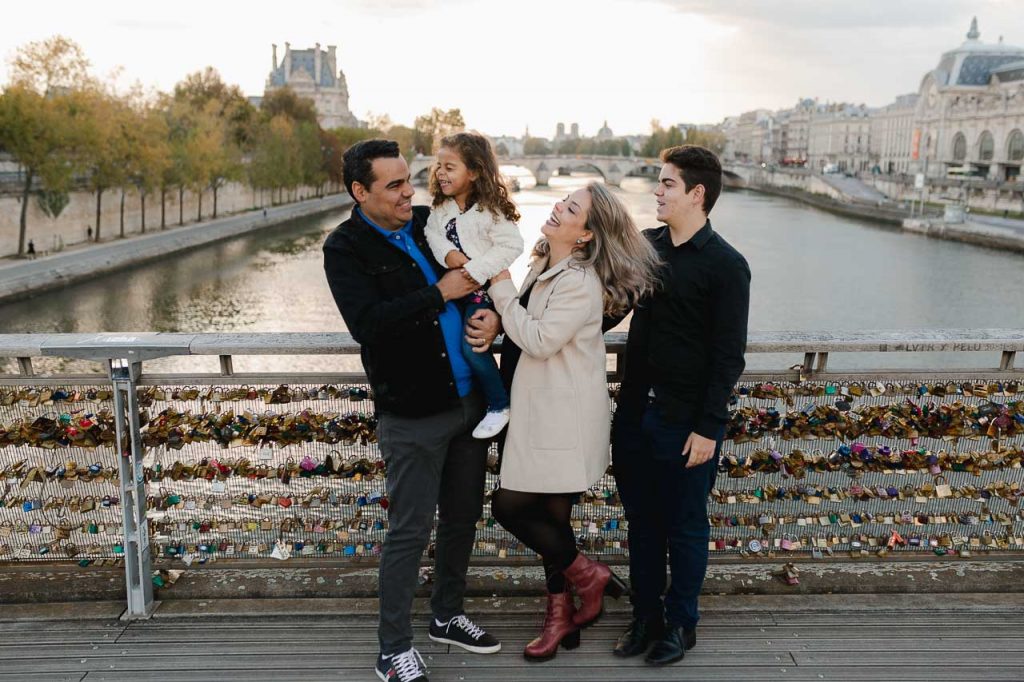 Photos spontanées de famille à Paris bords de Seine - Photographe lifestyle Saint-Maur