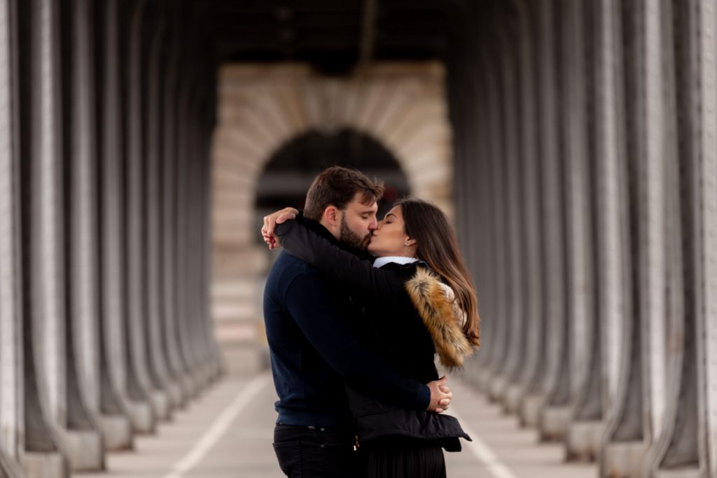 Séance photo couple à Paris, Pont Bir-Hakeim - Photographe Saint-Maur