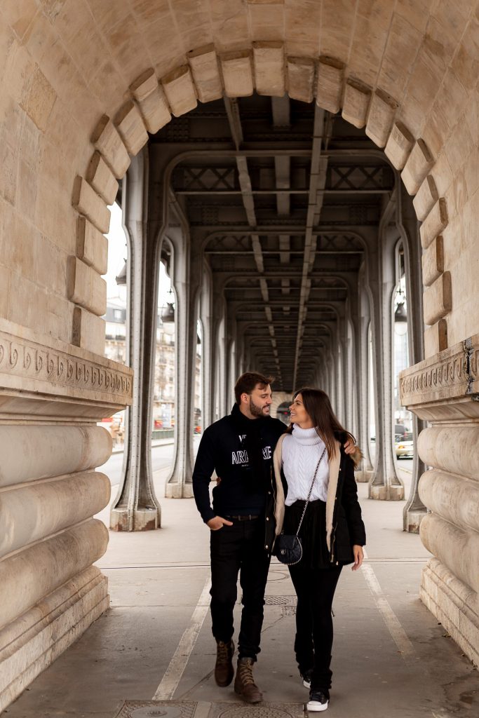 Séance photo couple à Paris, Pont Bir-Hakeim - Photographe à Paris et Val de Marne
