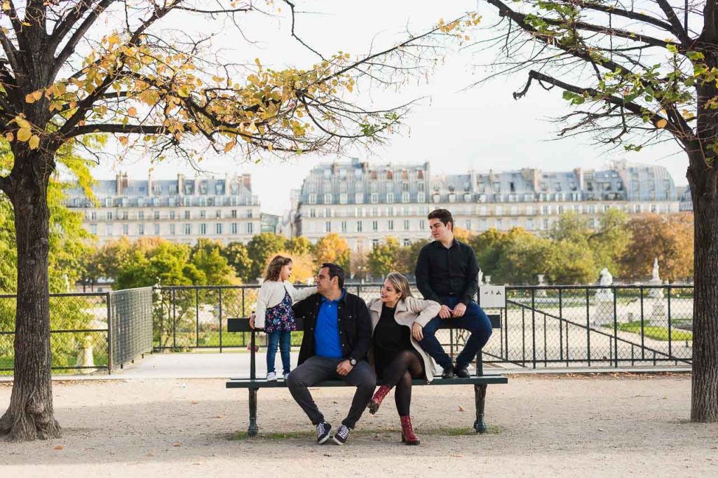 Séance photo famille dans le Jardin de Tuileries avec les couleurs d'automne - Photographe Paris et Val de Marne