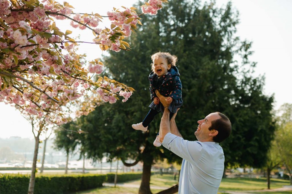Séance photo famille dans un parc au printemps - Papa et bébé - Photographe 94 Saint-Maur