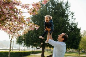 Séance photo famille dans un parc au printemps - Papa et bébé - Photographe 94 Saint-Maur