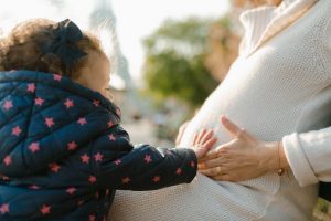 Séance photo famille et grossesse - Maman et bébé - Photographe lifestyle Paris et Saint-Maur