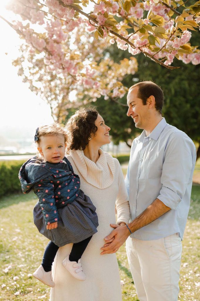 Séance photo famille et grossesse dans un parc au printemps - Photographe 94 Saint-Maur