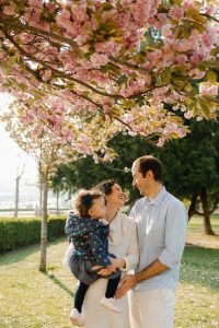 Séance photo famille et grossesse dans un parc au printemps - Photographe lifestyle 94 Val-de-Marne