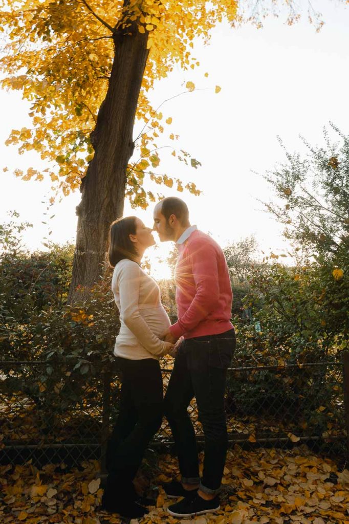 Séance photo famille et grossesse dans un parc en automne - Photographe lifestyle 94 Val-de-Marne
