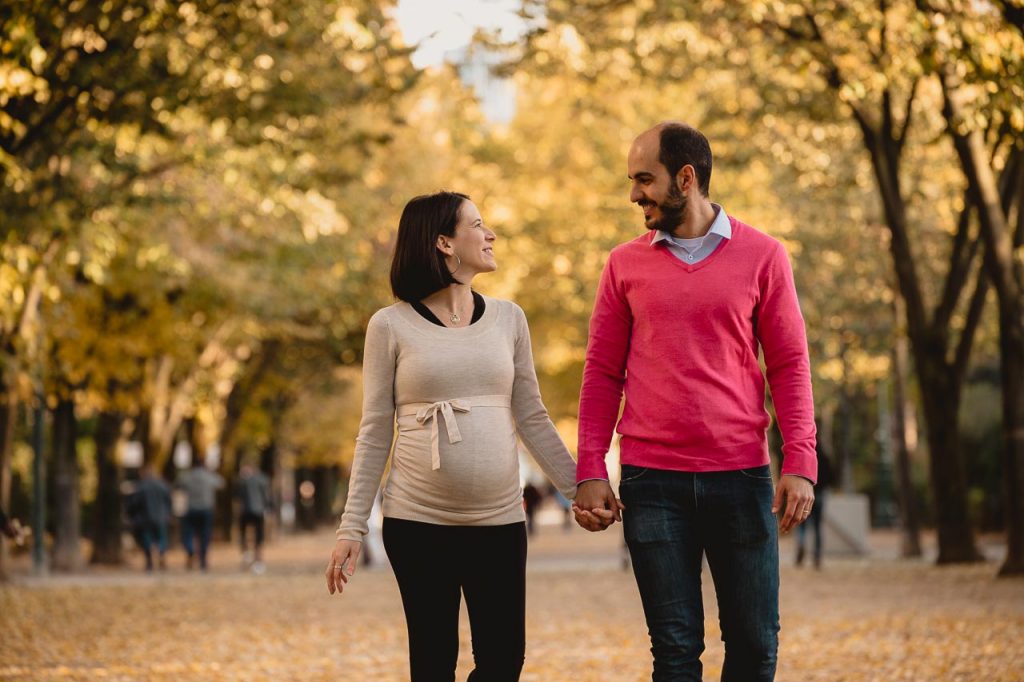 Séance photo grossesse dans un parc en automne - Photographe lifestyle 94 Saint-Maur-Des-Fossés