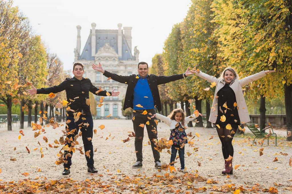 Shooting famille dans le Jardin de Tuileries avec les couleurs d'automne - Photographe Paris et Val de Marne