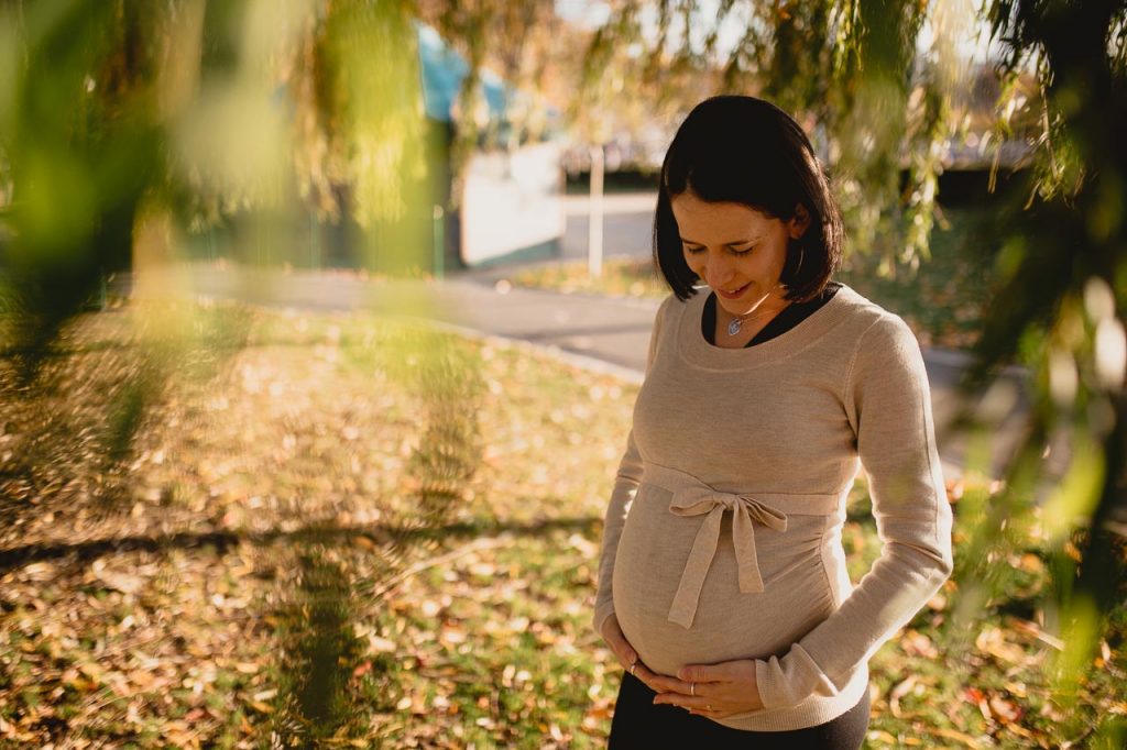 shooting grossesse dans un parc en automne - Photographe lifestyle 94 Saint-Maur-Des-Fossés