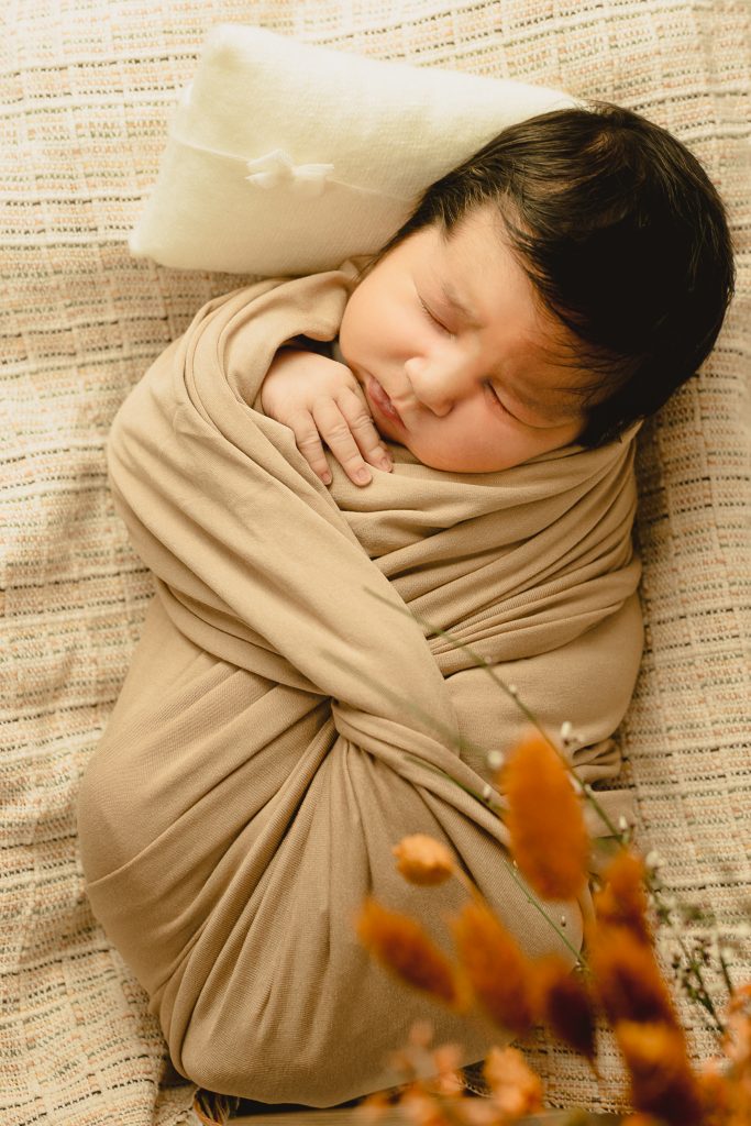 Photographe Naissance Newborn Posing à La Varenne, Saint-Maur-des-Fossées