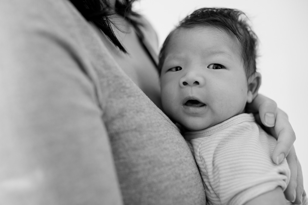 Plan rapproché de bébé d’un mois à domicile à Vincennes