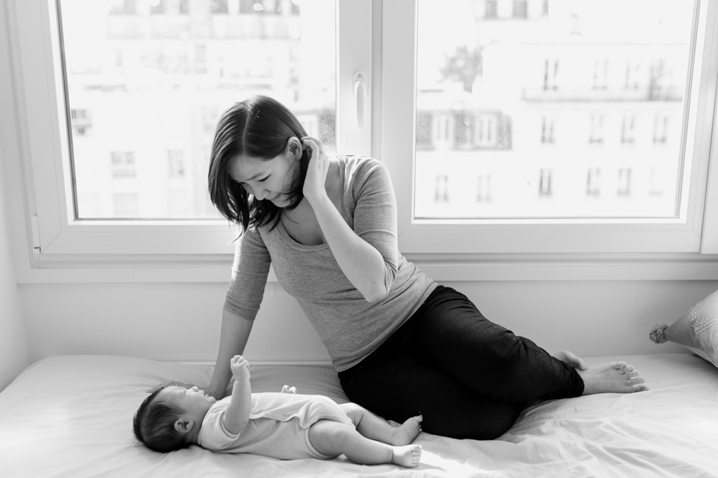 Maman qui surveille bébé allongé au lit à Vincennes