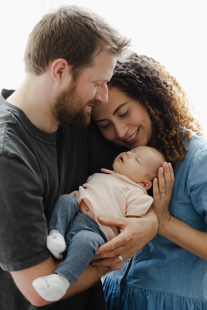 Séance photo naissance à domicile à Saint-Maur avec un bébé d’un mois entouré de ses parents