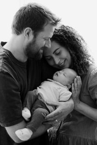 Séance photo naissance à domicile à Saint-Maur avec un bébé d’un mois entouré de ses parents