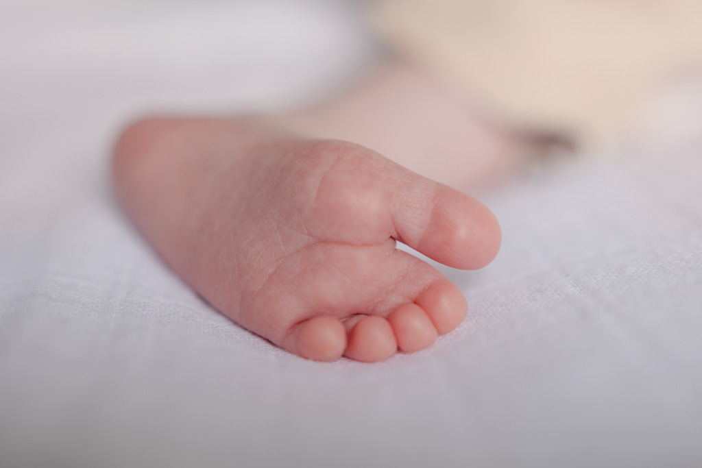Détails de naissance – Pied d’un bébé nouveau-né à domicile (Paris)