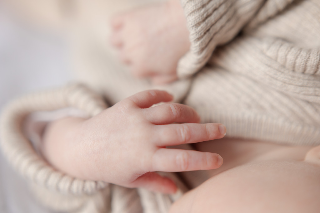 Détails naissance – Petits gestes et mains du bébé (Paris)