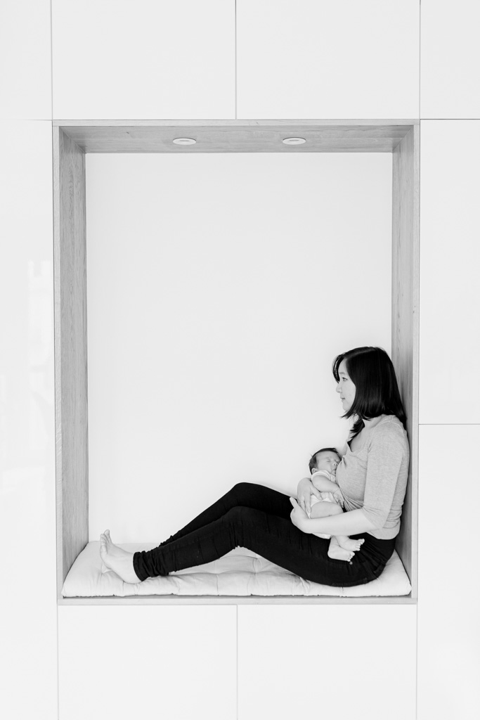 Maman qui allaite bébé à son domicile à Vincennes