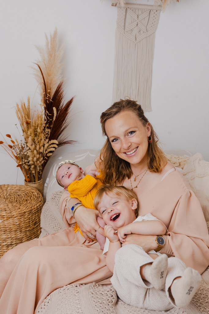 Maman, bébé et petit garçon rigolant