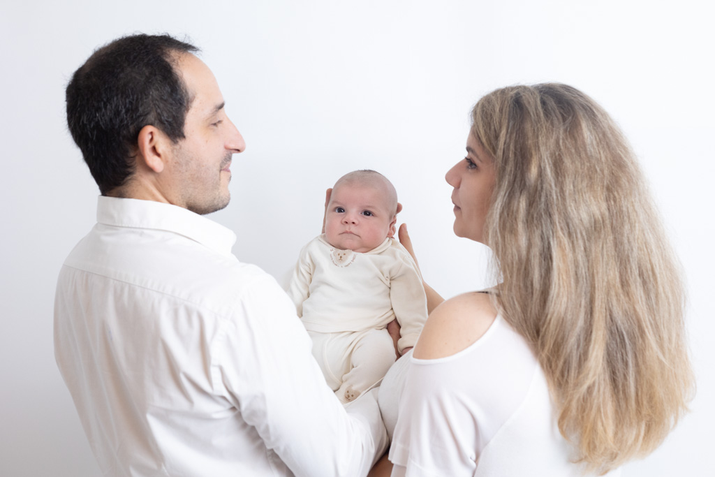 Parents de dos tenant bébé de face