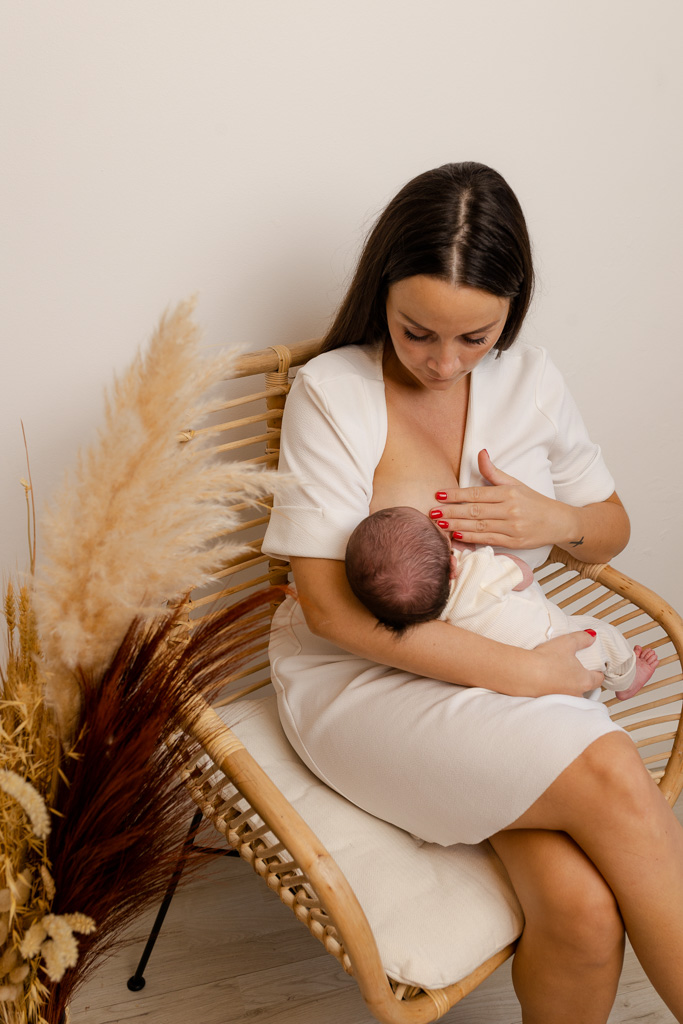 Maman allaitant bébé décor bohème