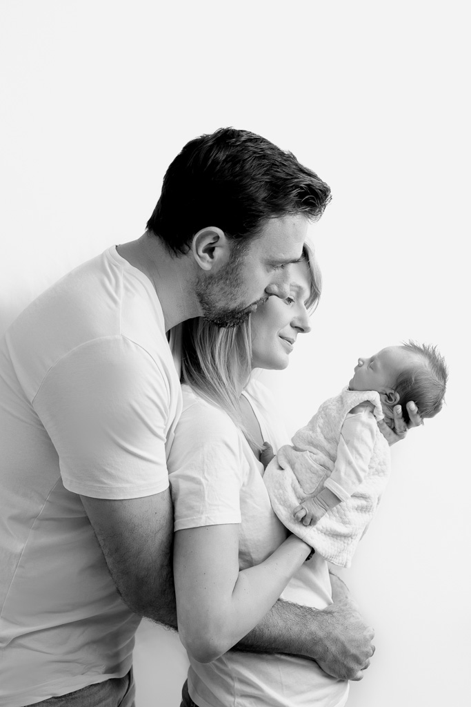 Parents regardant leur bébé