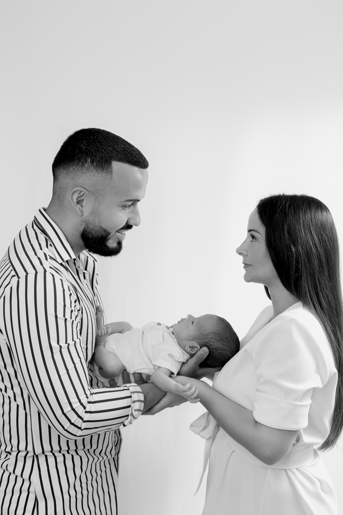 Parents tenant leur bébé