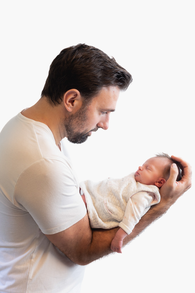 Père tenant son bébé avec amour