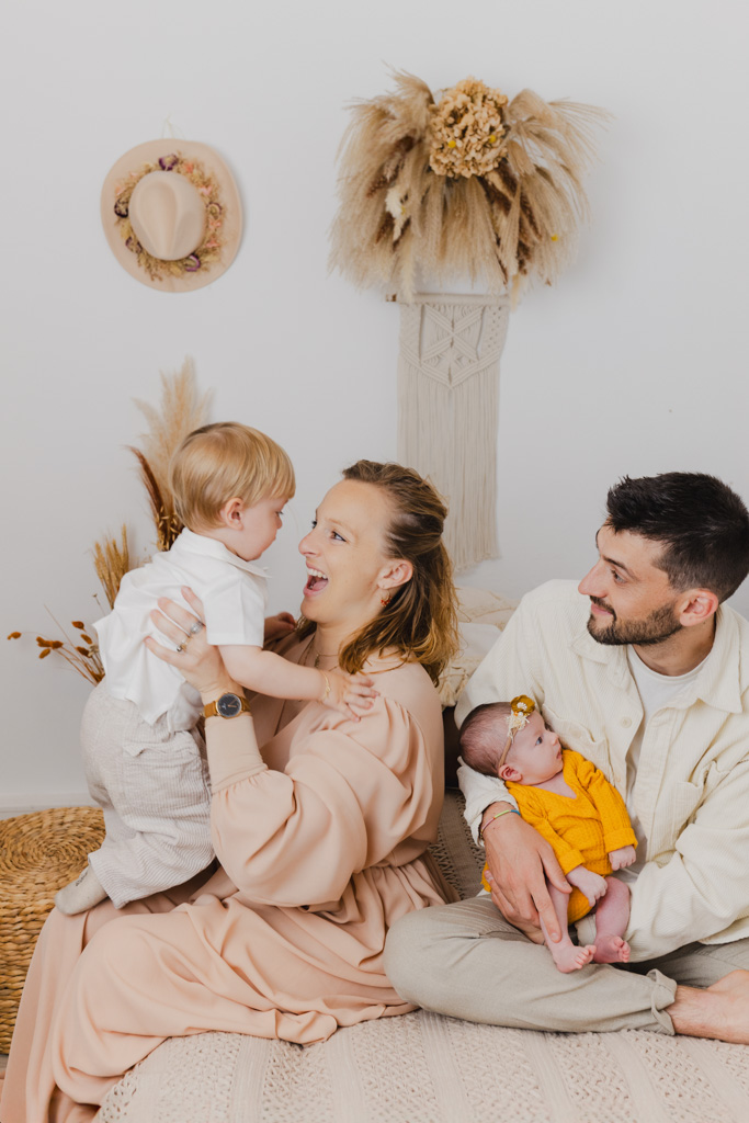 Famille avec bébé et petit garçon