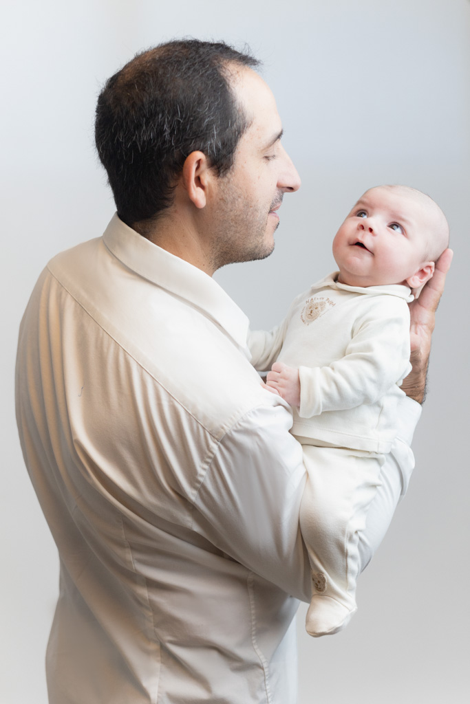 Papa tenant son bébé