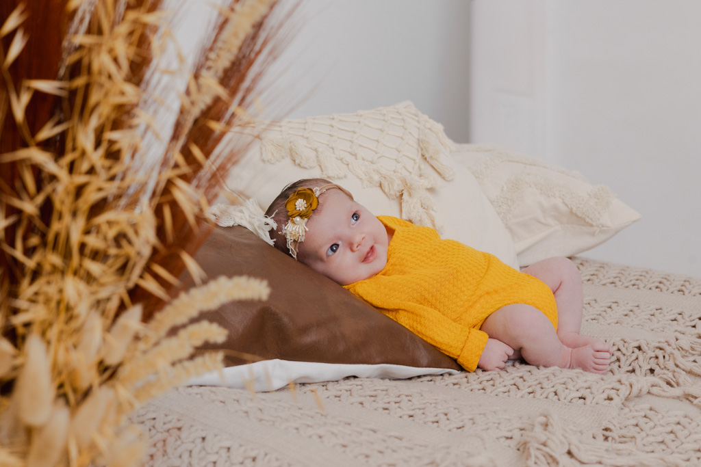 Bébé en body jaune décor bohème