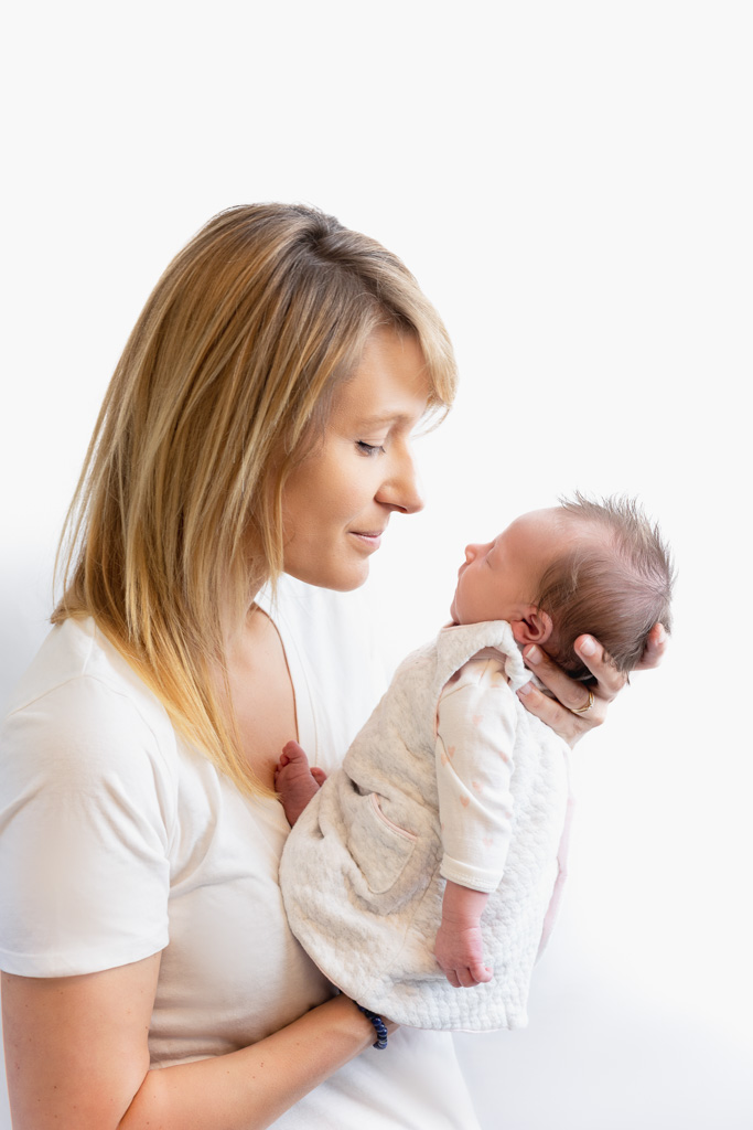 Maman regardant son bébé