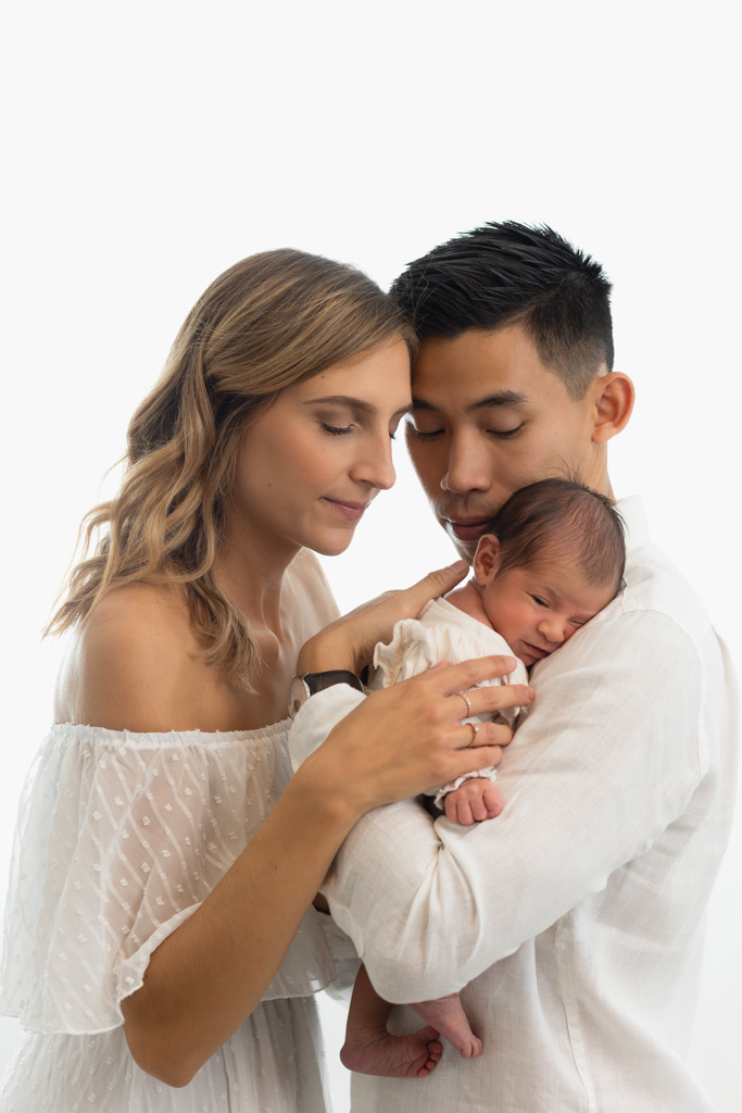 Photo de famille avec nouveau-né et parents en studio à Saint-Maur