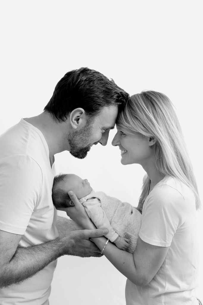 Parents nez contre nez avec bébé au milieu